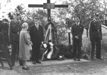 Dieter Wohlfahrt, erschossen an der Berliner Mauer: Kranzniederlegung am Gedenkkreuz für Dieter Wohlfahrt, 13. August 1963