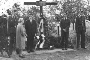 Dieter Wohlfahrt, erschossen an der Berliner Mauer: Kranzniederlegung am Gedenkkreuz für Dieter Wohlfahrt, 13. August 1963