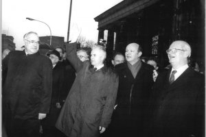 Opening of a new border crossing at the Brandenburg Gate, 22 December 1989