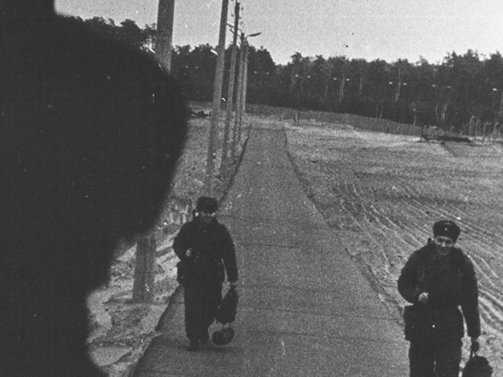 Je zwei Posten bewachen einen Grenzabschnitt, Aufnahmedatum unbekannt