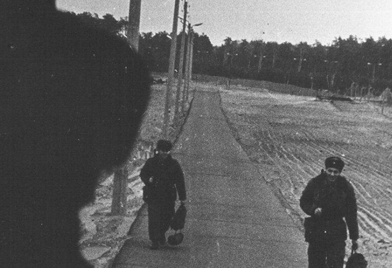 Je zwei Posten bewachen einen Grenzabschnitt, Aufnahmedatum unbekannt