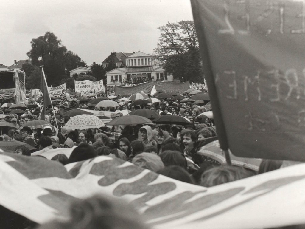Peace demonstration in the "Hofgarten" in Bonn, October 1981
