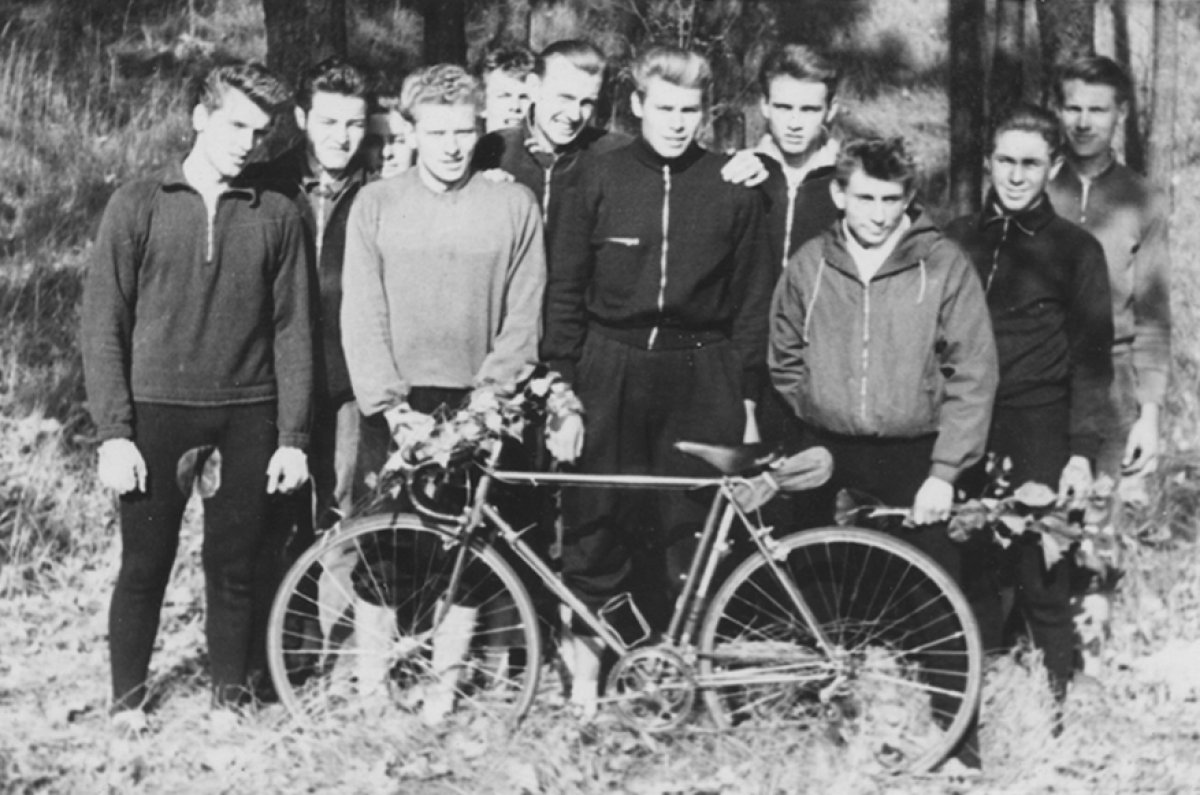 Lothar Lehmann, drowned in the Berlin border waters (second from left): Posing with fellow bikers of the sports group BSG Lok Elstal (photo: April 1959) Lothar Lehmann, drowned in the Berlin border waters (second from left): Posing with fellow bikers of the sports group BSG Lok Elstal (photo: April 1959)