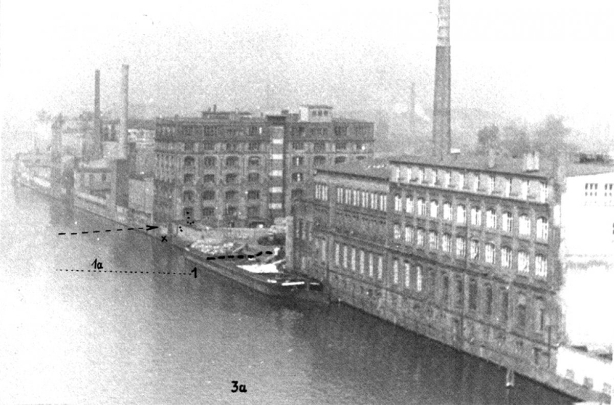 Anton Walzer, shot dead in the Berlin border waters: East German border troop crime site photo of the escape route through the Spree near the Oberbaum Bridge between Berlin-Friedrichshain and Berlin-Kreuzberg [Oct. 8, 1962]