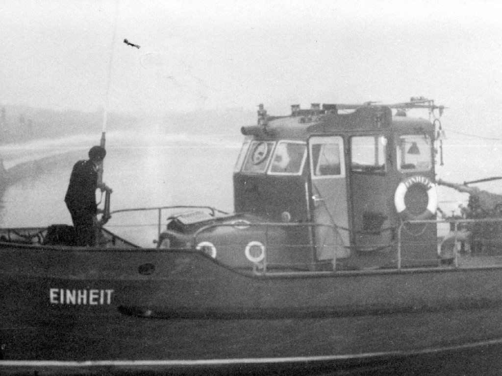 Klaus Schröter, shot and drowned in the Berlin border waters: MfS crime site photo of East German fire department boat on the Spree near the Reichstag building concealing the retrieval of the body [Nov. 4, 1963]