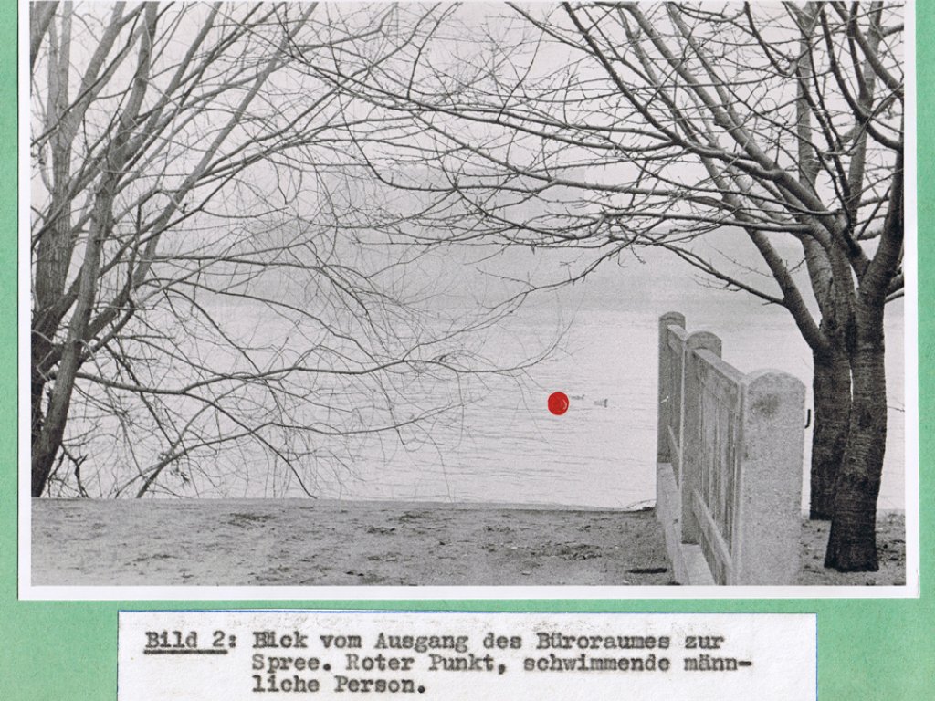 Unidentified fugitive, drowned in the Berlin border waters: West Berlin police crime site photo of escape route across the Spree between Berlin-Friedrichshain and Berlin-Kreuzberg [Jan. 19, 1965]