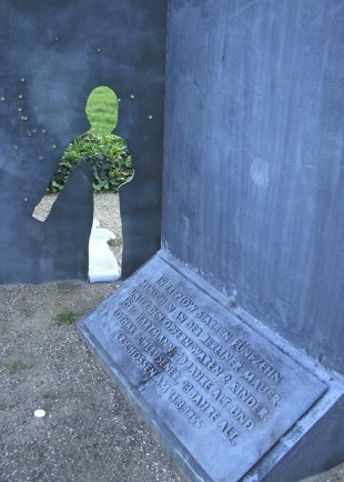 Lothar Schleusener, shot dead at the Berlin Wall: Commemorative plaque to accompany the memorial erected in November 1999 for Jörg Hartmann and Lothar Schleusener on Kiefholzstrasse (photo: 2007)
