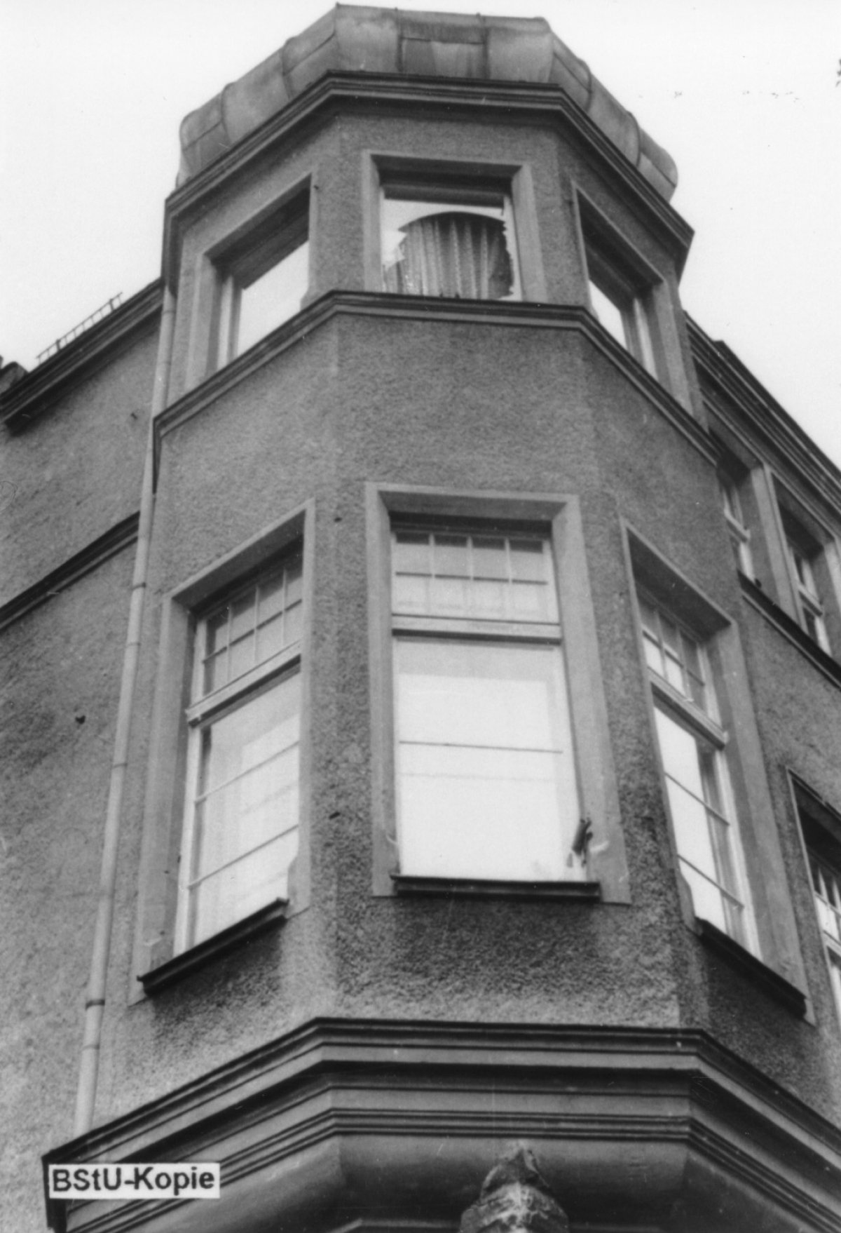 Wolfgang Hoffmann, jumped to his death on July 15, 1971 after his arrest at the Friedrichstrasse Station border crossing: Broken bay window in the East German police headquarters in Berlin-Treptow, viewed from the outside [MfS photo, July 15, 1971]