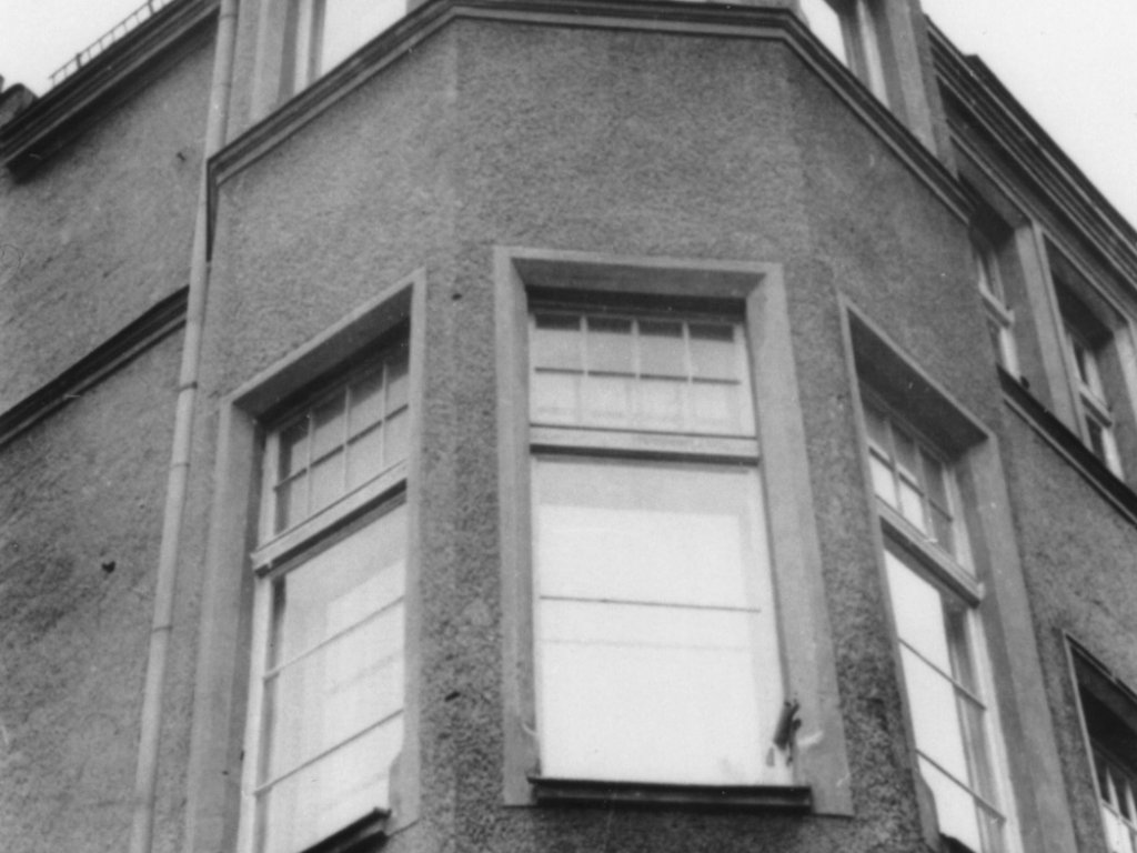 Wolfgang Hoffmann, jumped to his death on July 15, 1971 after his arrest at the Friedrichstrasse Station border crossing: Broken bay window in the East German police headquarters in Berlin-Treptow, viewed from the outside [MfS photo, July 15, 1971]