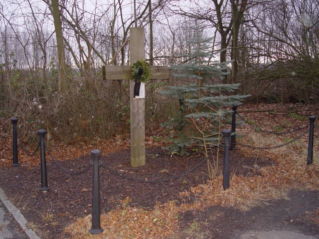 Horst Kullack, shot at the Berlin Wall and died later from his injuries: Memorial cross in Berlin-Lichtenrade (photo: 2006)