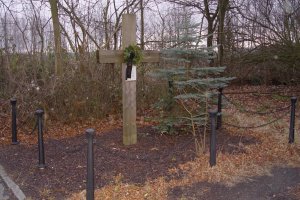 Horst Kullack, shot at the Berlin Wall and died later from his injuries: Memorial cross in Berlin-Lichtenrade (photo: 2006)