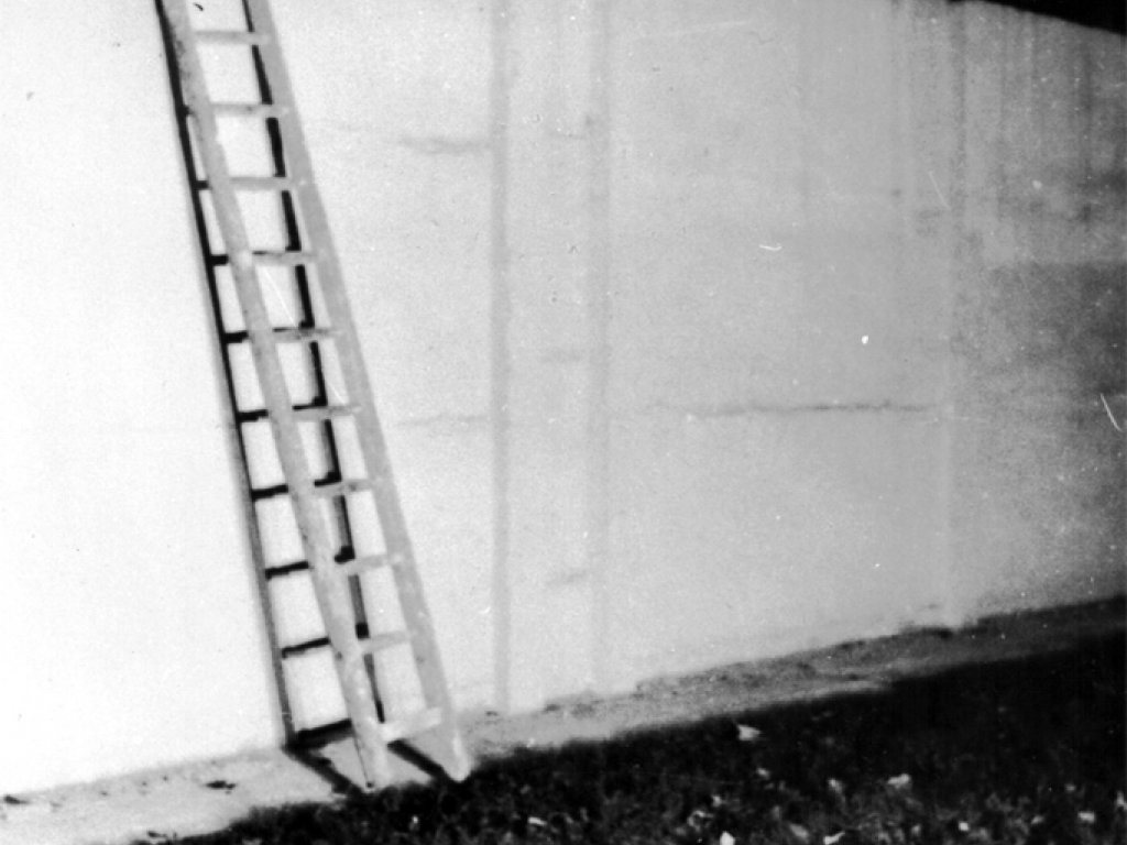 Michael Schmidt, shot dead at the Berlin Wall: MfS photo of the ladder used during the escape at the border between Berlin-Pankow and Berlin-Reinickendorf [Dec. 1, 1984]