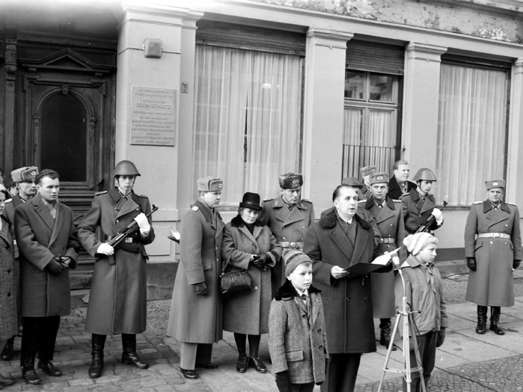 Egon Schultz, shot dead at the Berlin Wall: Unveiling of the memorial plaque at Strelitzer Strasse 55 (photo: Jan. 4, 1965)