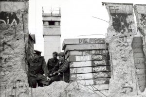 "Wall-peckers" speed up the demolition of the Wall (April 1990)