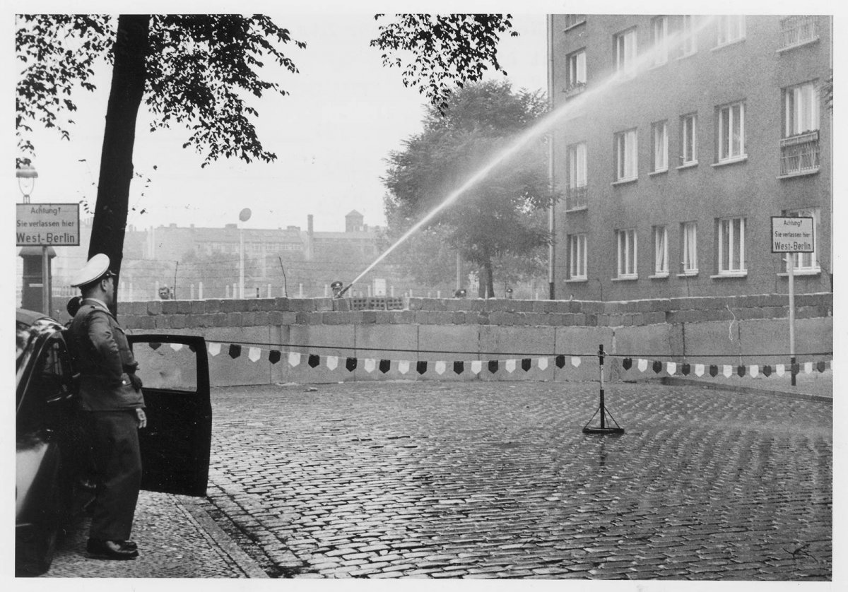 Gescheiterte Flucht in Treptow, 13. September 1961: Ost-Berliner Grenzpolizisten setzen seinen Wasserwerfer ein. Gescheiterte Flucht in Treptow, 13. September 1961: Ost-Berliner Grenzpolizisten setzen seinen Wasserwerfer ein.