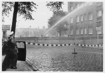 Gescheiterte Flucht in Treptow, 13. September 1961: Ost-Berliner Grenzpolizisten setzen seinen Wasserwerfer ein.
