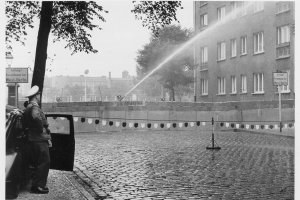 Gescheiterte Flucht in Treptow, 13. September 1961: Ost-Berliner Grenzpolizisten setzen seinen Wasserwerfer ein.