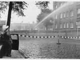 Gescheiterte Flucht in Treptow, 13. September 1961: Ost-Berliner Grenzpolizisten setzen seinen Wasserwerfer ein.