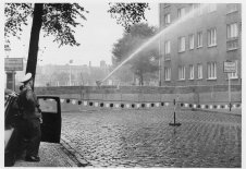Gescheiterte Flucht in Treptow, 13. September 1961: Ost-Berliner Grenzpolizisten setzen seinen Wasserwerfer ein.