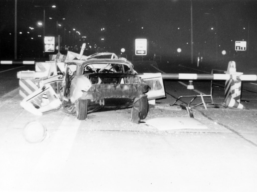 Mit 80 Stundenkilometer in den Westen: Der Citroen durchbricht den ersten Schlagbaum, prallt dann aber auf einen Betonsockel. Der schwerverletzte Fahrer wird verhaftet, 9. Mai 1989