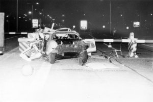 Mit 80 Stundenkilometer in den Westen: Der Citroen durchbricht den ersten Schlagbaum, prallt dann aber auf einen Betonsockel. Der schwerverletzte Fahrer wird verhaftet, 9. Mai 1989
