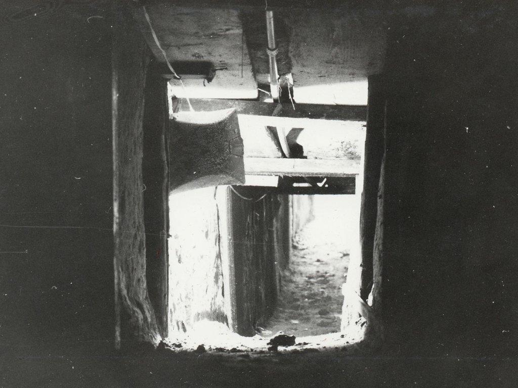 Seitenwände, Decke und Boden des Tunnels sind mit Holzbalken und Brettern verstrebt, an der Decke sorgt eine Rohrleitung für die Zufuhr von frischer Luft: Gescheiterte Tunnel- und Ballonflucht von Sigridshorst (Teltow) nach West-Berlin, 22. April 1982