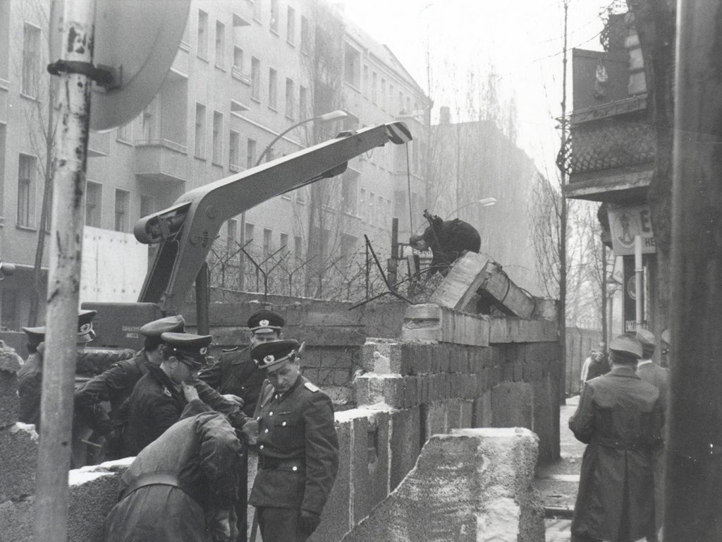 Wiederaufbau der Mauer; Aufnahme 18. April 1963
