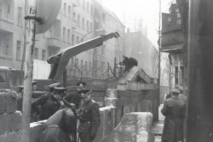 Wiederaufbau der Mauer; Aufnahme 18. April 1963