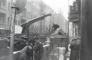 Wiederaufbau der Mauer; Aufnahme 18. April 1963