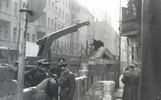 Wiederaufbau der Mauer; Aufnahme 18. April 1963