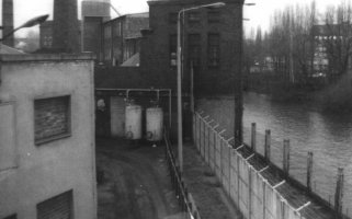 Sperranlagen in Treptow am Flutgraben und an der Spree (früher Betriebshof der Ost-Berliner Verkehrsbetriebe, heute Arena Badeschiff)