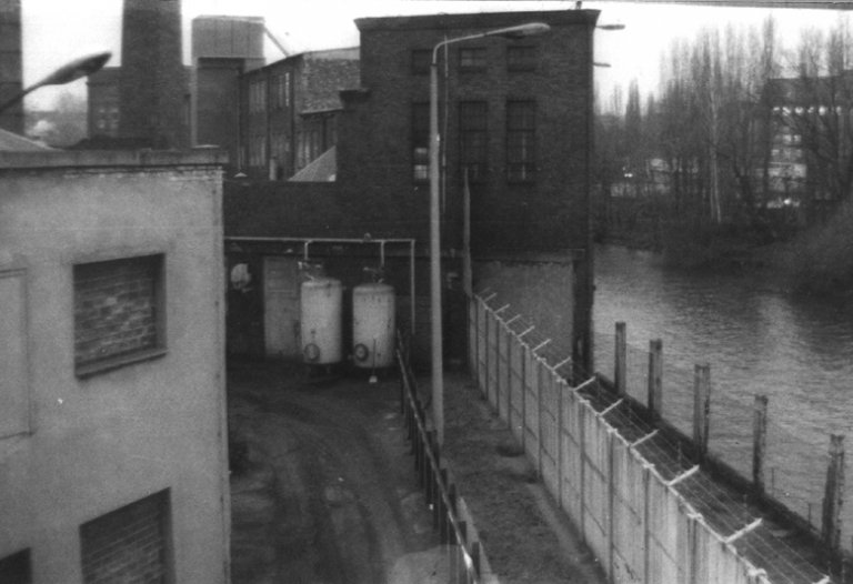 Sperranlagen in Treptow am Flutgraben und an der Spree (früher Betriebshof der Ost-Berliner Verkehrsbetriebe, heute Arena Badeschiff)