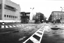 Grenzübergang Friedrich-/Zimmerstraße („Checkpoint Charlie“), Blickrichtung von ehem. Ost- nach West-Berlin, Aufnahme 1980er Jahre