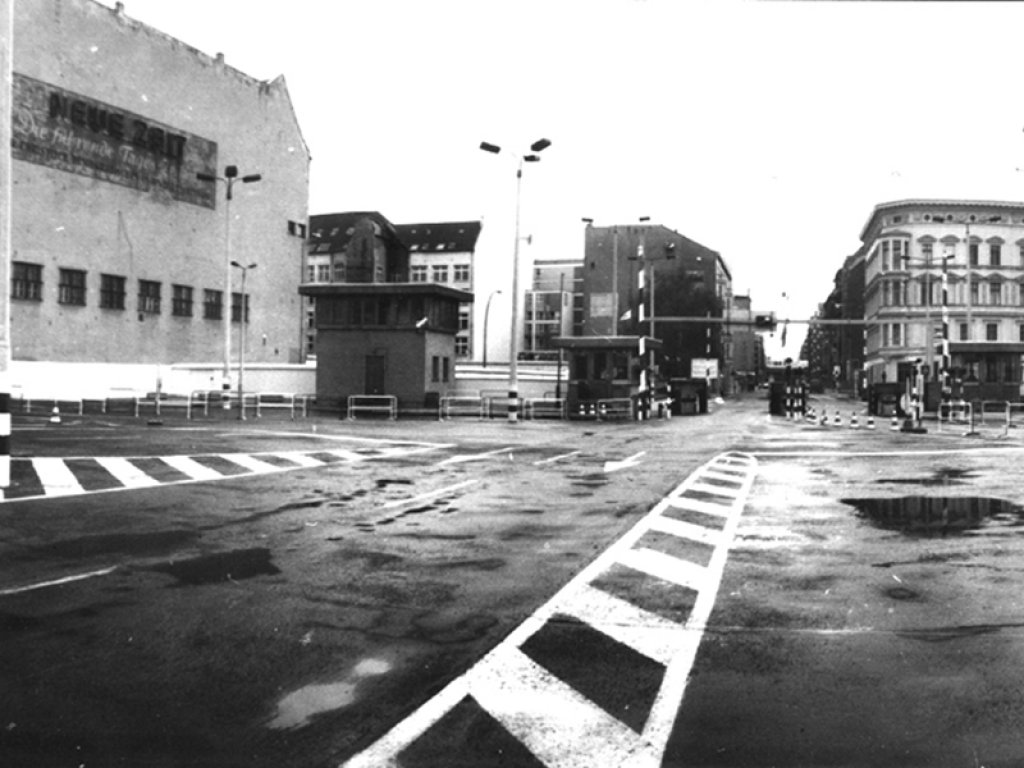 Grenzübergang Friedrich-/Zimmerstraße („Checkpoint Charlie“), Blickrichtung von ehem. Ost- nach West-Berlin, Aufnahme 1980er Jahre