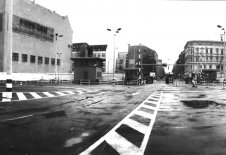 Grenzübergang Friedrich-/Zimmerstraße („Checkpoint Charlie“), Blickrichtung von ehem. Ost- nach West-Berlin, Aufnahme 1980er Jahre