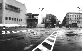 Grenzübergang Friedrich-/Zimmerstraße („Checkpoint Charlie“), Blickrichtung von ehem. Ost- nach West-Berlin, Aufnahme 1980er Jahre