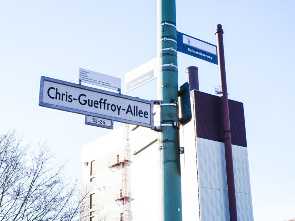 Straßenbenennung nach Chris Gueffroy, der bei einem Fluchtversuch am 5. Februar 1989 am Britzer Zweigkanal in Berlin-Treptow erschossen wurde; Aufnahme 2015
