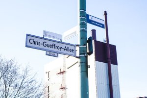 Straßenbenennung nach Chris Gueffroy, der bei einem Fluchtversuch am 5. Februar 1989 am Britzer Zweigkanal in Berlin-Treptow erschossen wurde; Aufnahme 2015