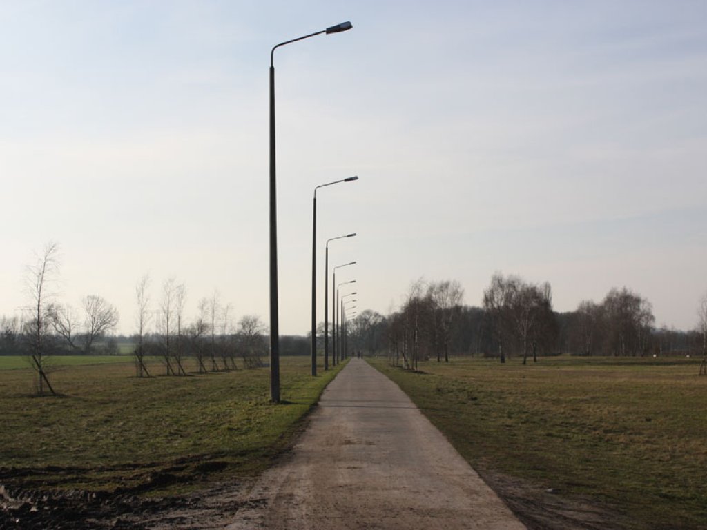 Kolonnenweg und Lichttrasse (mit Lampen) der DDR-Grenzanlagen in Berlin-Schönefeld (in Richtung Berlin-Lichtenrade); Aufnahme 2015