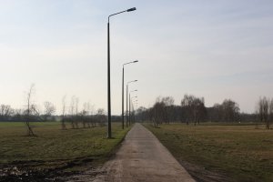 Kolonnenweg und Lichttrasse (mit Lampen) der DDR-Grenzanlagen in Berlin-Schönefeld (in Richtung Berlin-Lichtenrade); Aufnahme 2015