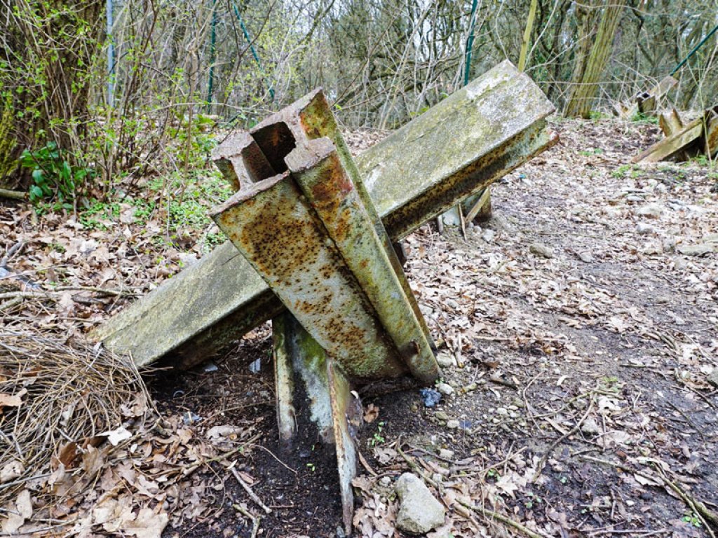 Panzersperren am ehemaligen NVA-Truppenübungsplatz in Stahnsdorf, wie sie vom Herbst 1961 bis 1989 auch an verschiedenen Stellen der Berliner Mauer eingesetzt wurden (2); Aufnahme 2015  Panzersperren am ehemaligen NVA-Truppenübungsplatz in Stahnsdorf, wie sie vom Herbst 1961 bis 1989 auch an verschiedenen Stellen der Berliner Mauer eingesetzt wurden (2); Aufnahme 2015