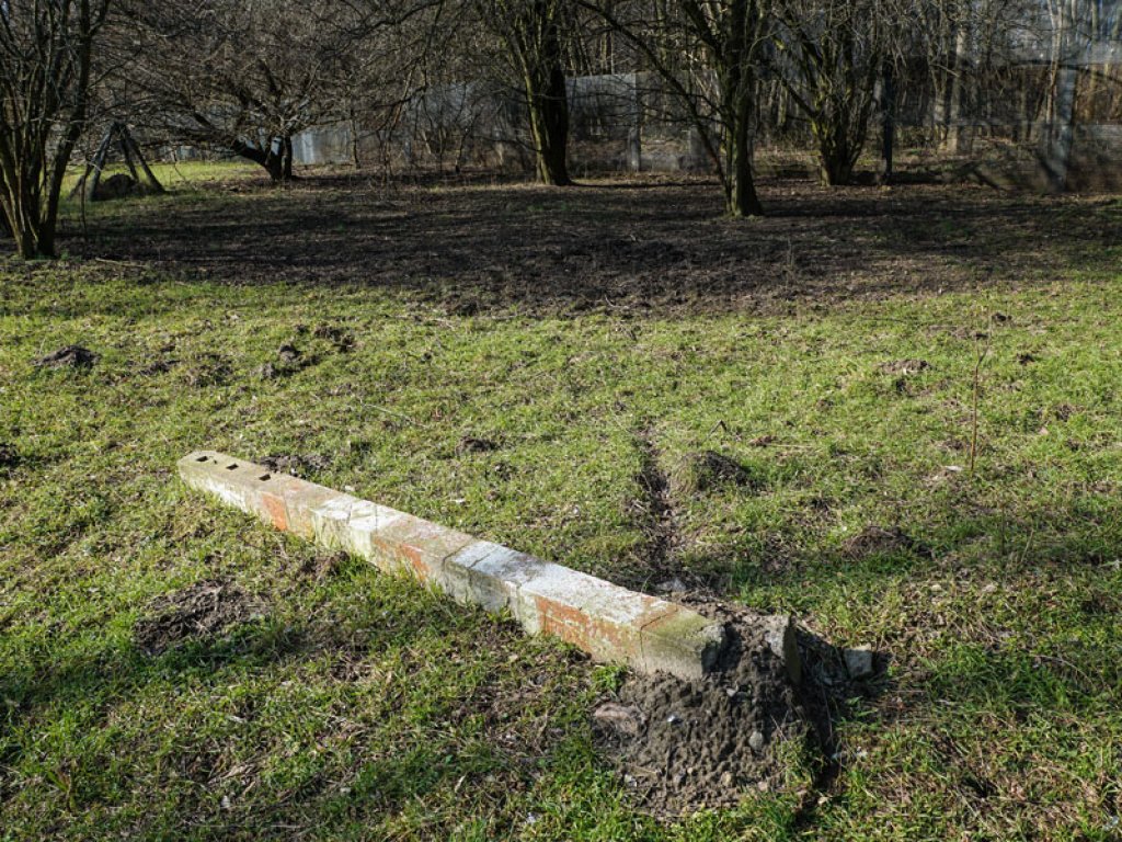Grenzmarkierungspfosten im Todesstreifen nahe dem ehemaligen DDR-Grenzübergang Staaken; Aufnahme 2015