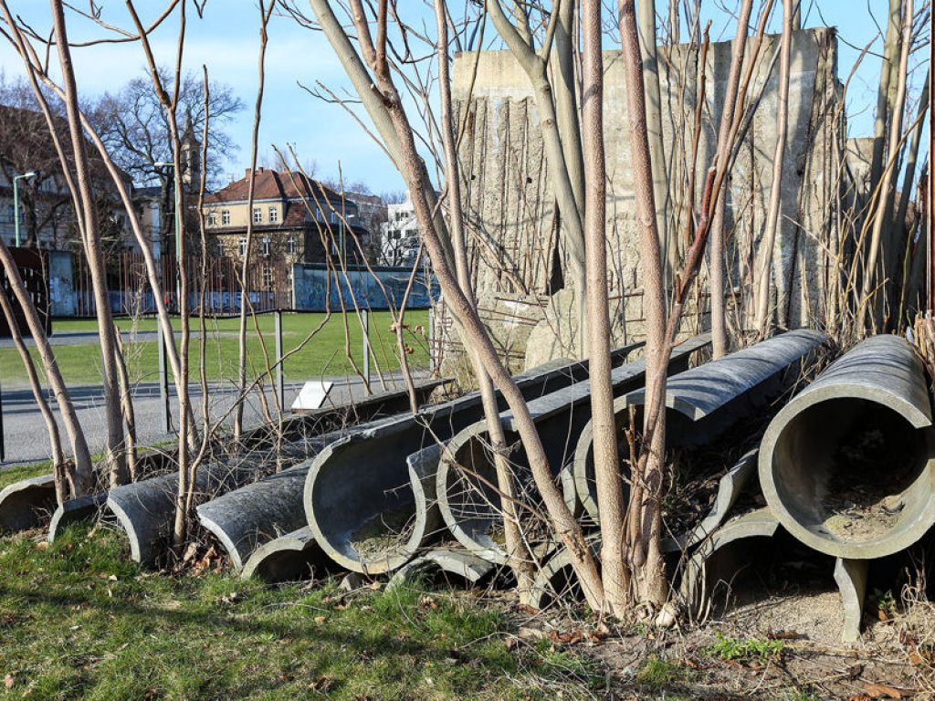 Abgelegte Rohrauflage der "Grenzmauer 75" auf dem Gedenkstättenareal an der Bernauer Straße; Aufnahme 2015