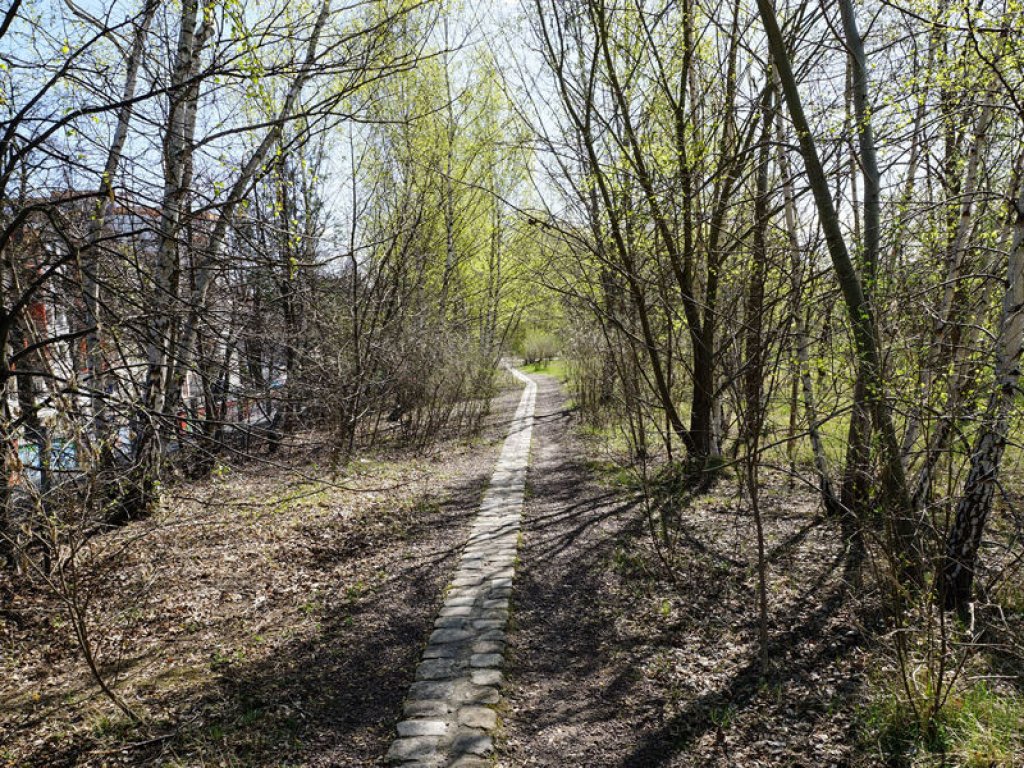 Markierung der Grenzmauer der "4. Generation" im Park am Nordbahnhof an der Gartenstraße; Aufnahme 2015