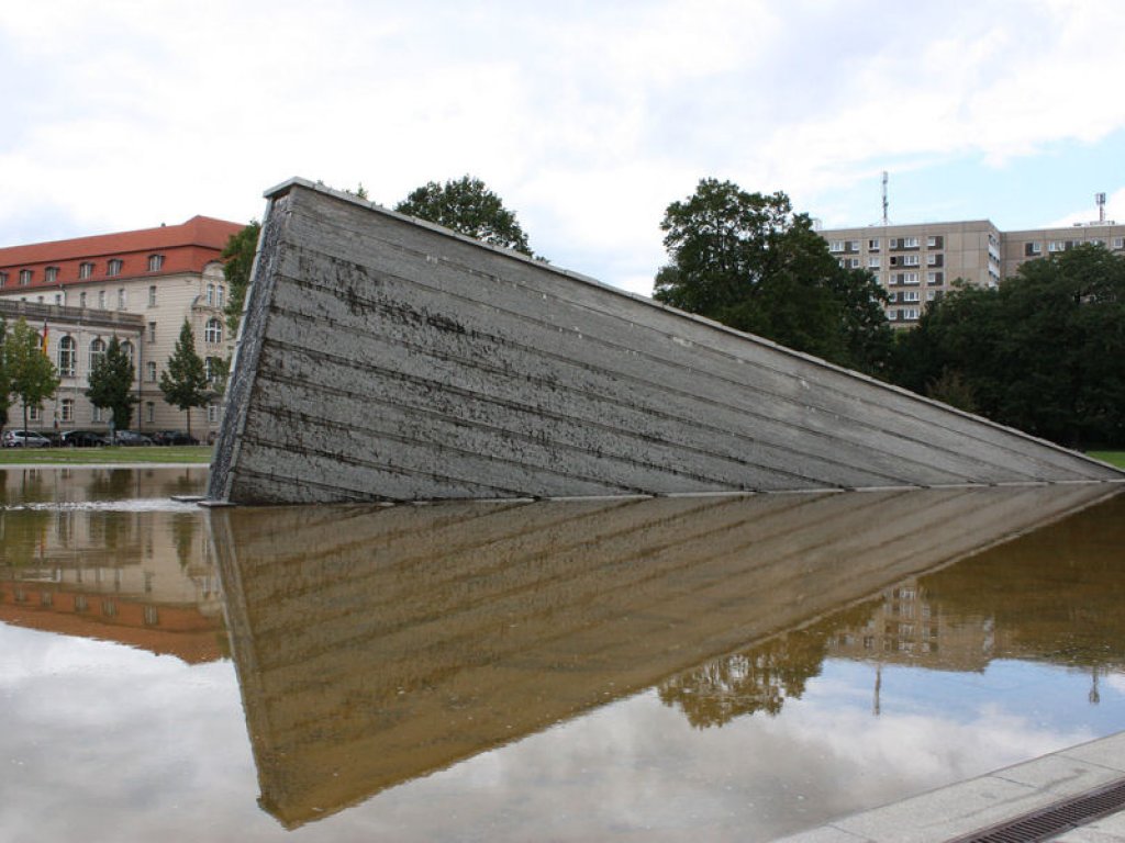 Die versinkende Wand: Skulptur des französischen Landschaftsarchitekten Christophe Girot im Invalidenpark an der Invalidenstraße; Aufnahme 2016