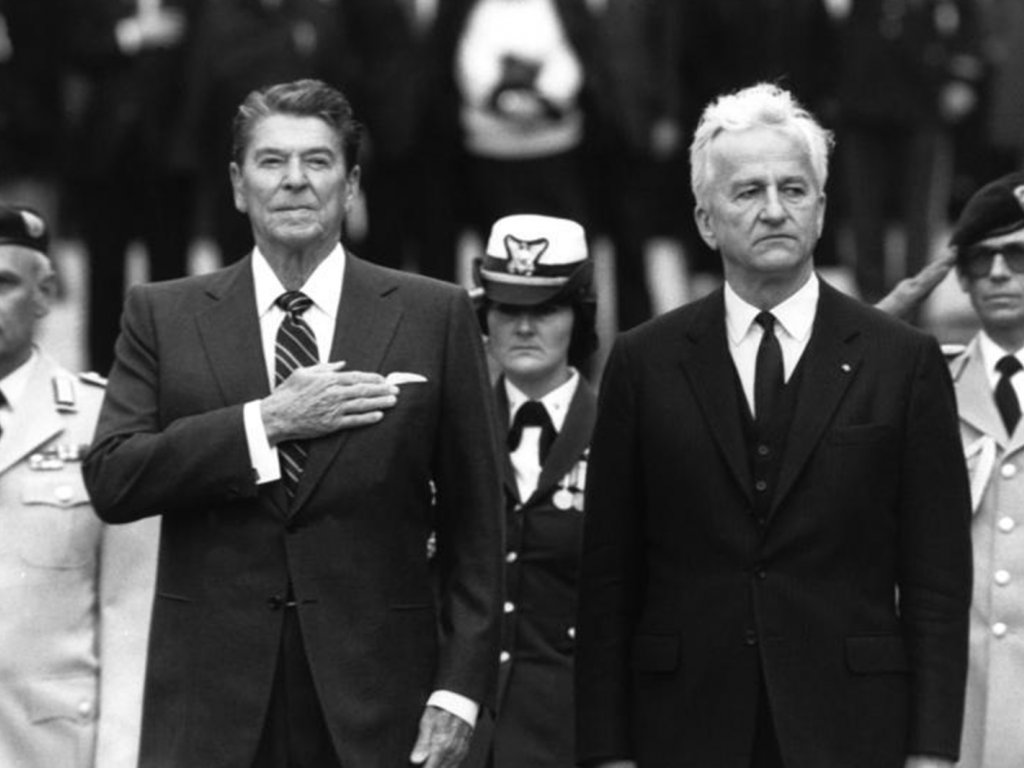 US-Präsident Ronald Reagan (l.) wird in der Bundesrepublik in Bonn von Bundespräsident Dr. Richard von Weizsäcker (r.) empfangen; Aufnahme 2. Mai 1985 US-Präsident Ronald Reagan (l.) wird in der Bundesrepublik in Bonn von Bundespräsident Dr. Richard von Weizsäcker (r.) empfangen; Aufnahme 2. Mai 1985