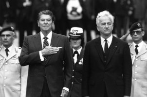 US-Präsident Ronald Reagan (l.) wird in der Bundesrepublik in Bonn von Bundespräsident Dr. Richard von Weizsäcker (r.) empfangen; Aufnahme 2. Mai 1985