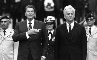US-Präsident Ronald Reagan (l.) wird in der Bundesrepublik in Bonn von Bundespräsident Dr. Richard von Weizsäcker (r.) empfangen; Aufnahme 2. Mai 1985