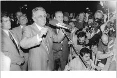 Egon Krenz und Günter Schabowski (v. l. n. r.) halten vor dem Gebäude des ZK der SED in Ost-Berlin eine Ansprache vor SED-Mitgliedern; Aufnahme 8. November 1989