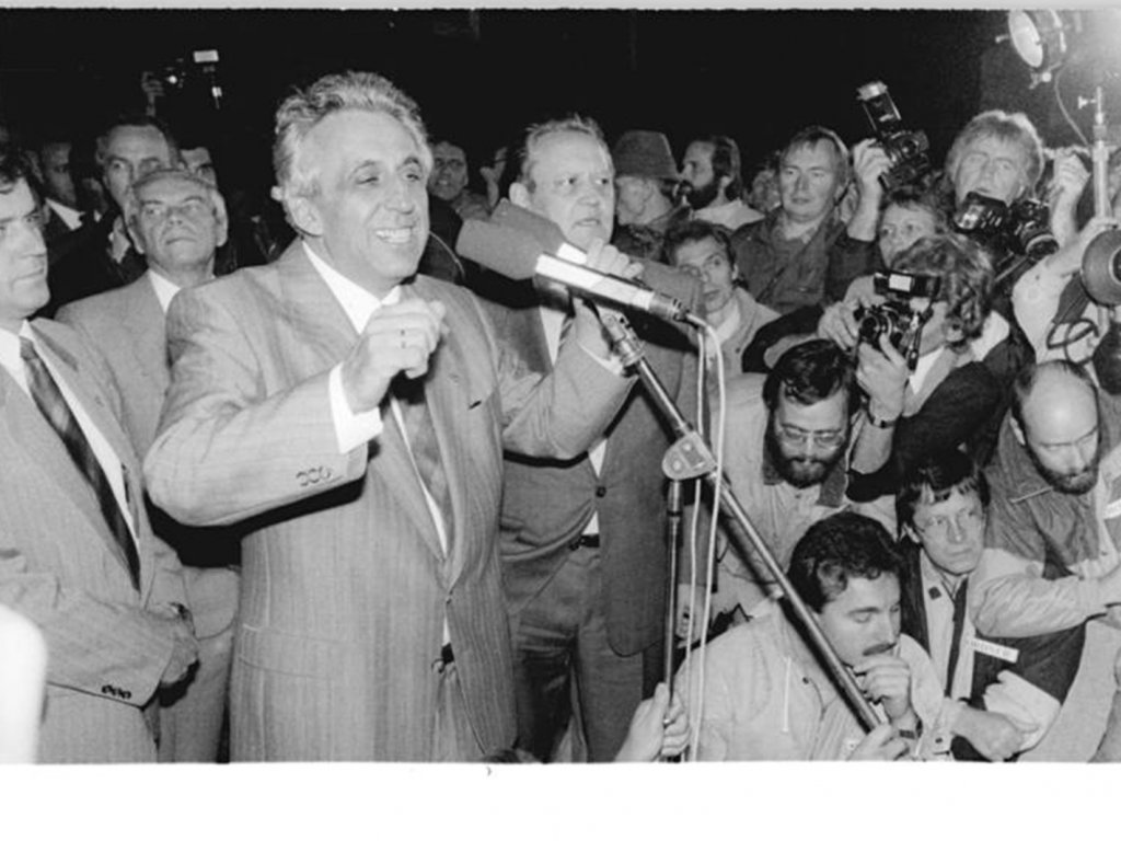 Egon Krenz und Günter Schabowski (v. l. n. r.) halten vor dem Gebäude des ZK der SED in Ost-Berlin eine Ansprache vor SED-Mitgliedern; Aufnahme 8. November 1989